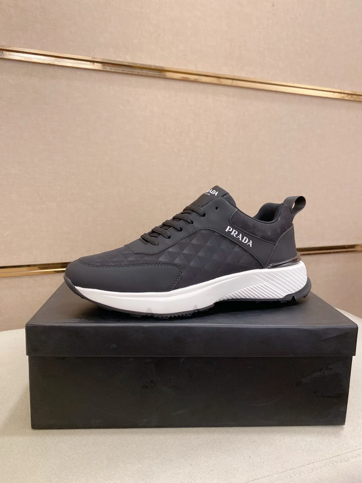 Men's shoes 💰 442💰 ✔️✔️✔️The new PRADA (Prada) counters are launched simultaneously. The new men's shoes and 😘fabrics are made of selected cowhide and waterproof and breathable fabrics. Lining: Breathable mesh lining. 👍🏿 High-end ☄️ air-cushion molded anti-slip rubber outsole, exquisite lines, simple and elegant, comfortable and high-end for leisure travel. Code number: 38 to 44 (45 can be customized and cannot be returned or exchanged)